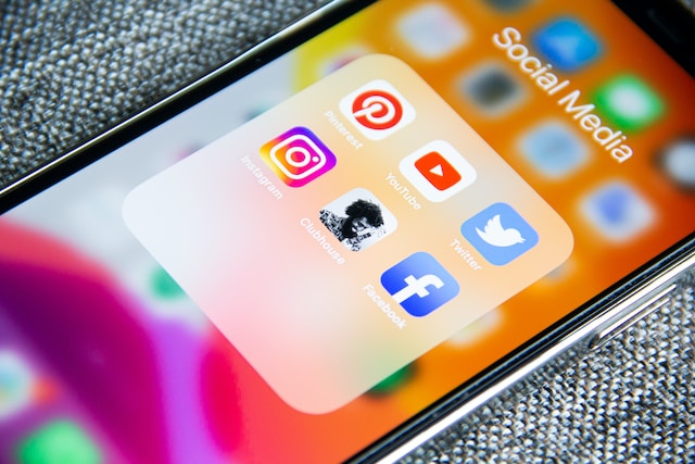 Social media apps on iPhone - Adem AY