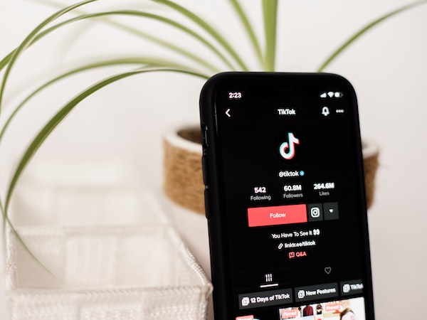 An iPhone displaying the TikTok app by Collabstr via Unsplash.